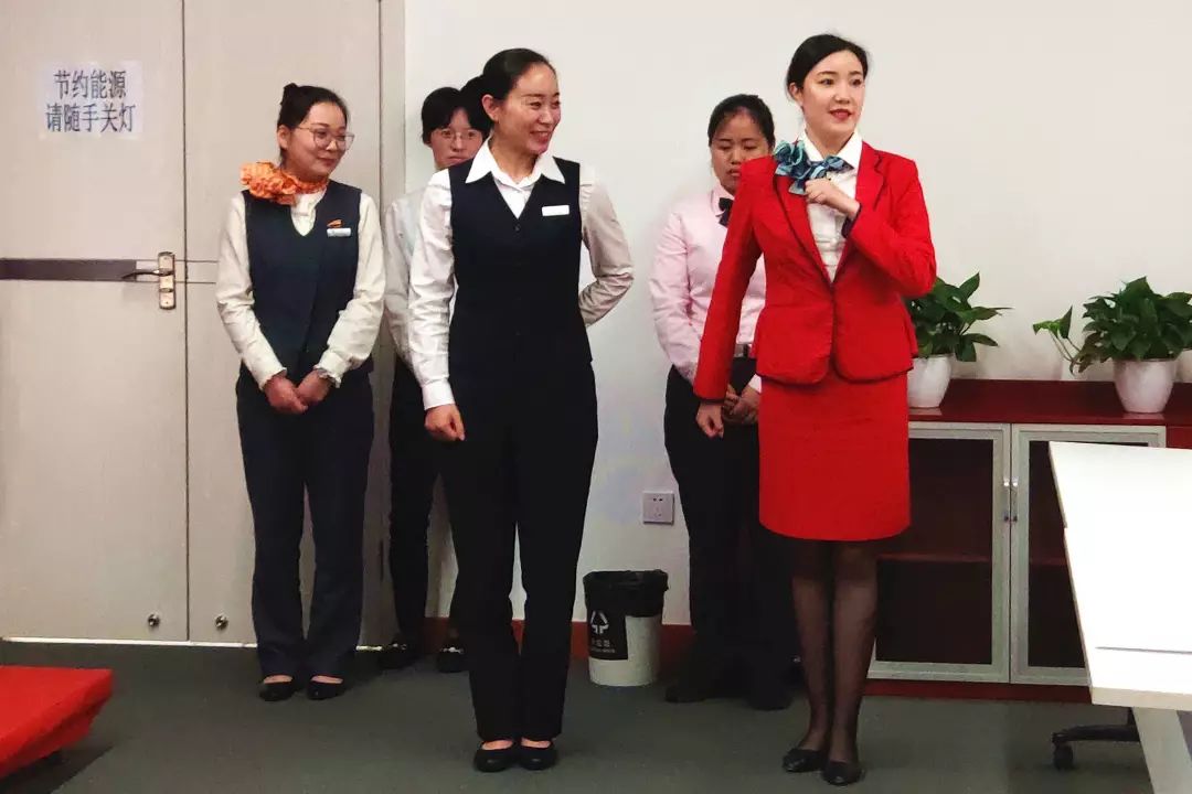 燦爛微笑，標準儀態(tài) 記磁浮公司服務(wù)禮儀培訓(xùn)